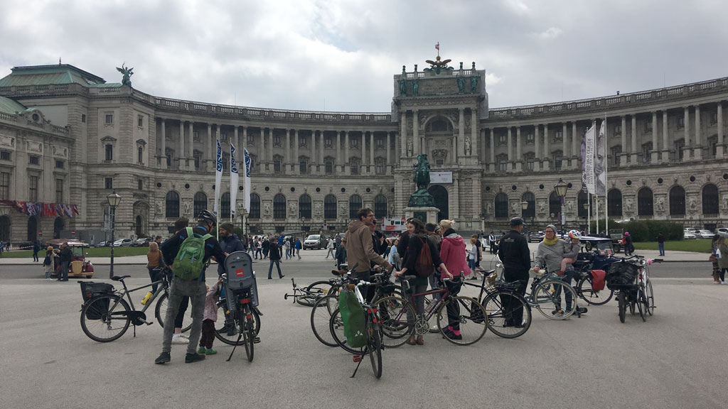 SmarterThanCar_kommraus_Vom-Parkplatz-zum-Lebensraum_01